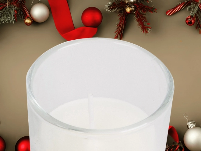 Decoratieve kerstkaarsen in glazen krans