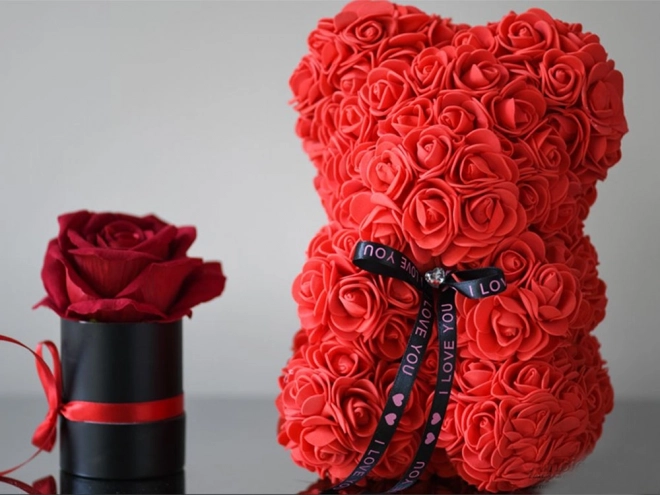 Teddybeer van roze bloemblaadjes in geschenkdoos