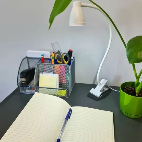 Witte bureaulamp met clip Izoxis