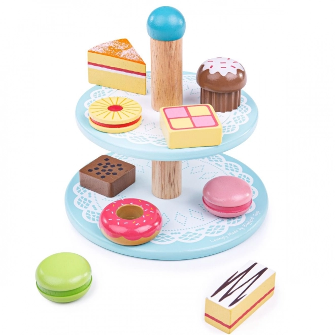 Houten standaard met speelgoedgebakjes