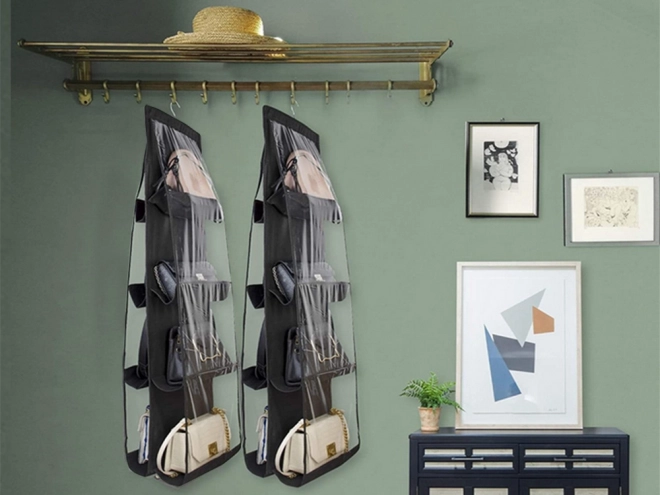Hangende organizer voor handtassen in de kast