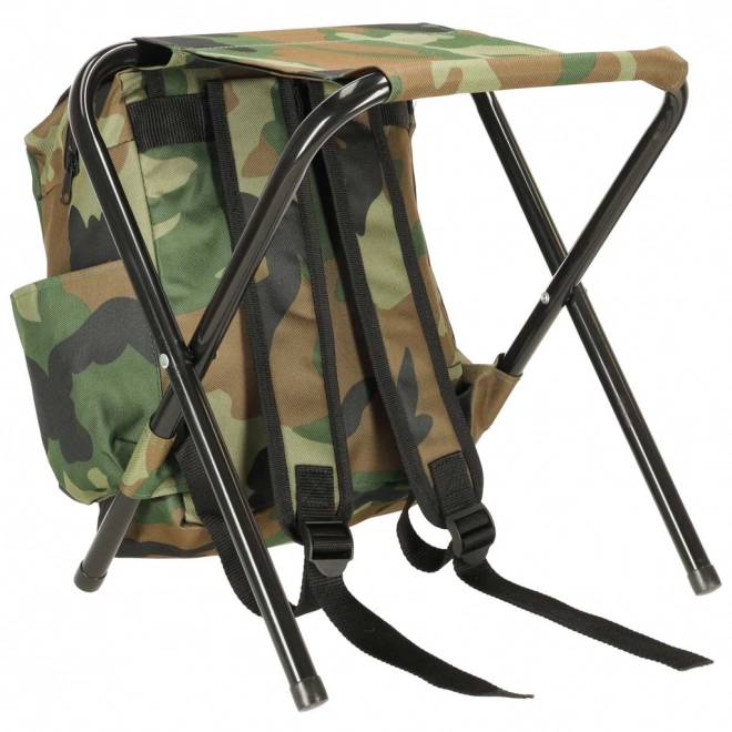Opvouwbare toeristische stoel zonder rugleuning met rugzak in camouflagepatroon