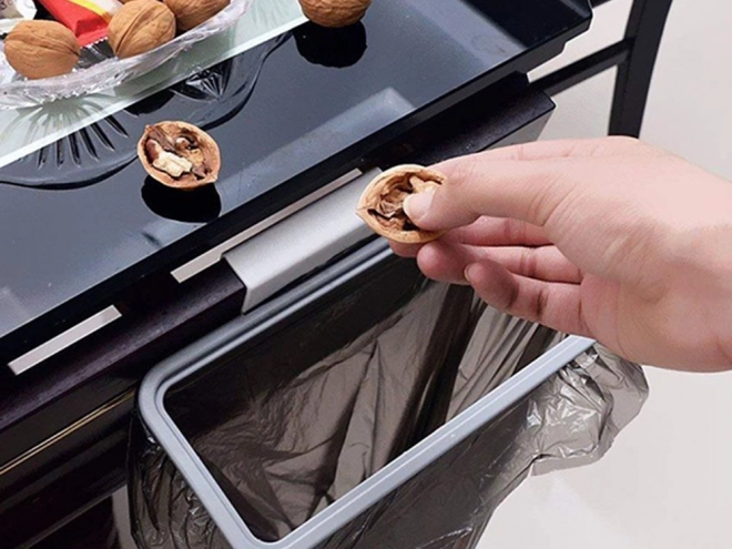 Hangende houder voor vuilniszakken met handvat
