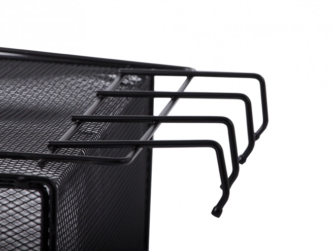 Hangend mandje voor de deur met metalen organizer