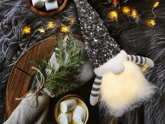 Kerstkabouter verlicht met LED-buik