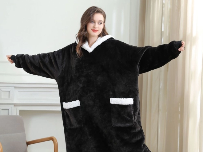 Grote zwarte dekenhoodie met capuchon