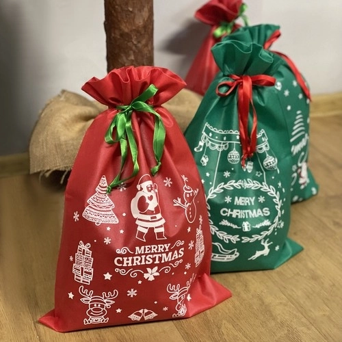 Set van vier kerstcadeautassen