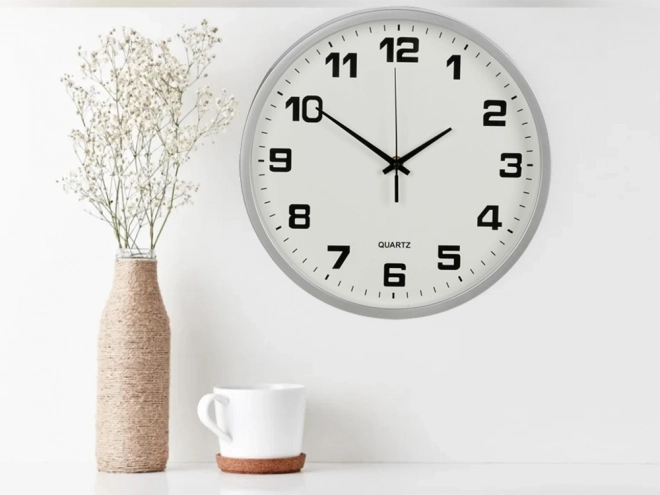 Grote wandklok met stille mechanisme