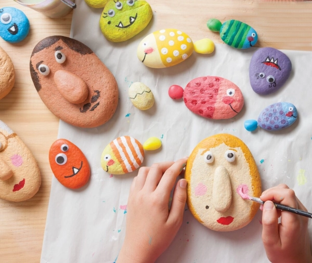 Vrolijke steentjes met oogjes en 3D-details