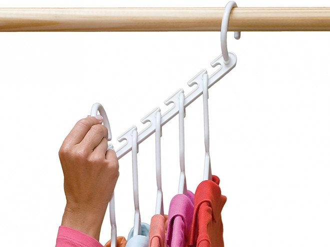 Organizer voor kledinghangers in de kast