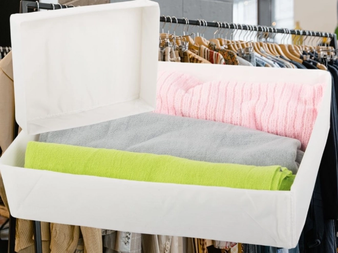 Witte universele organizer voor kledinglade