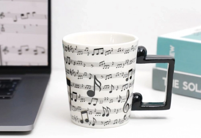 keramische mok met muziekmotief