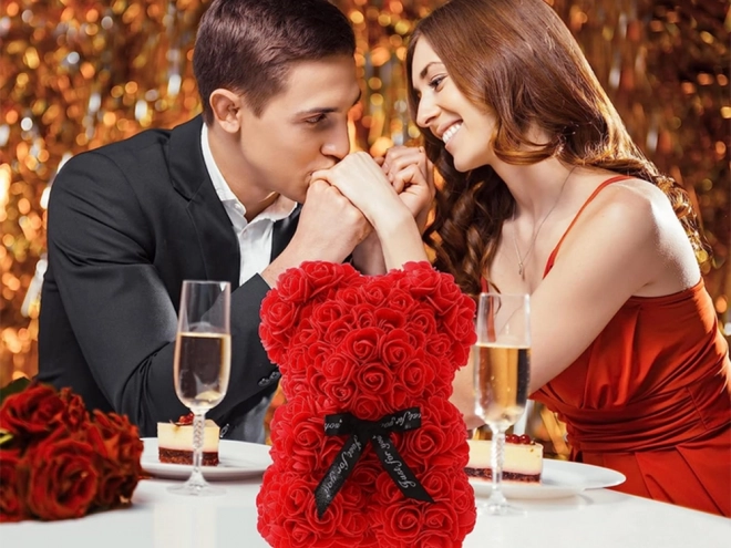 Teddybeer van roze bloemblaadjes in geschenkdoos