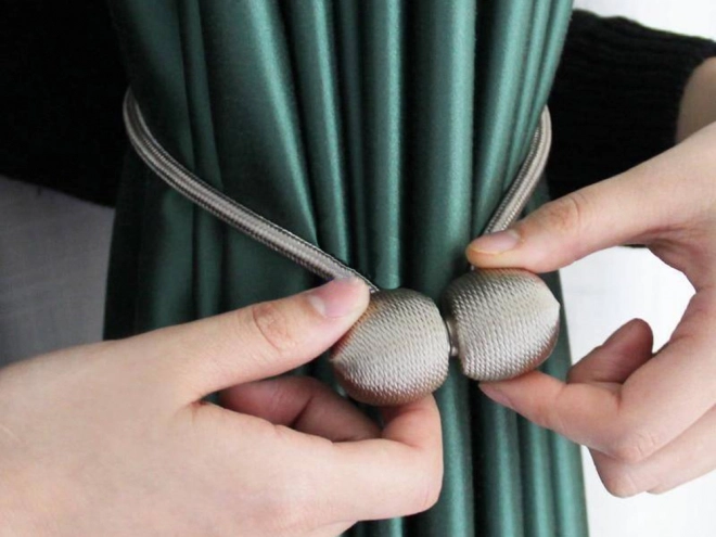 Decoratieve magnetische clips voor gordijnen – zwart