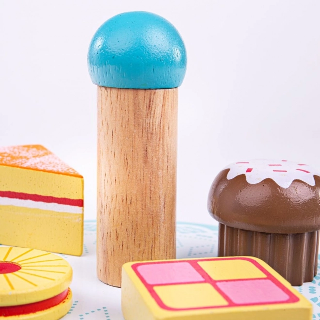 Houten standaard met speelgoedgebakjes
