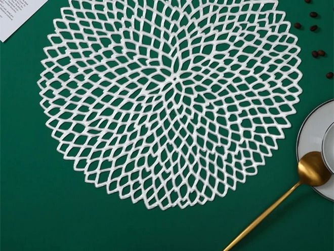 Rond opengewerkt plastic tafelkleed
