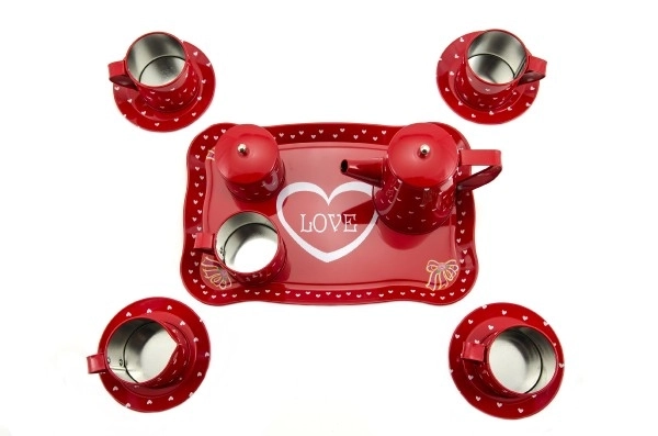 Rood metalen theeservies met hartjes