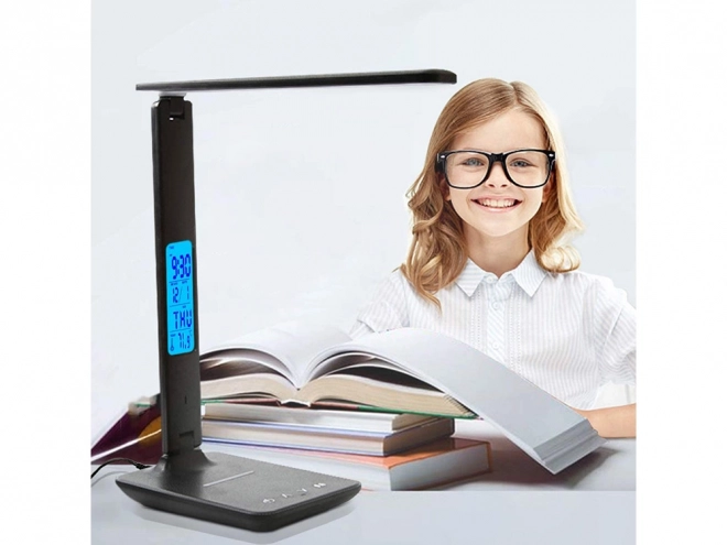 Moderne bureaulamp met USB en Qi-oplader voor school