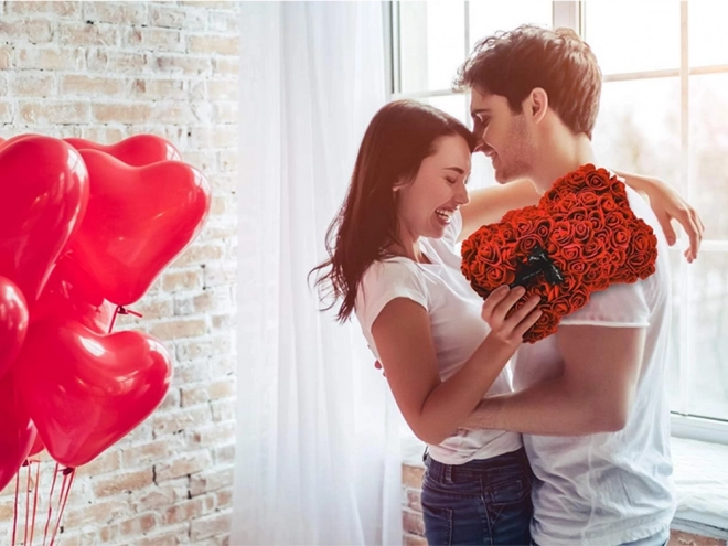 Teddybeer van roze bloemblaadjes in geschenkdoos