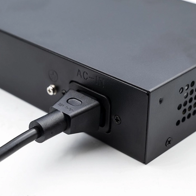 Switch Fast Ethernet PoE met 4x RJ45 PoE, 1x RJ45 Uplink en 1x SFP