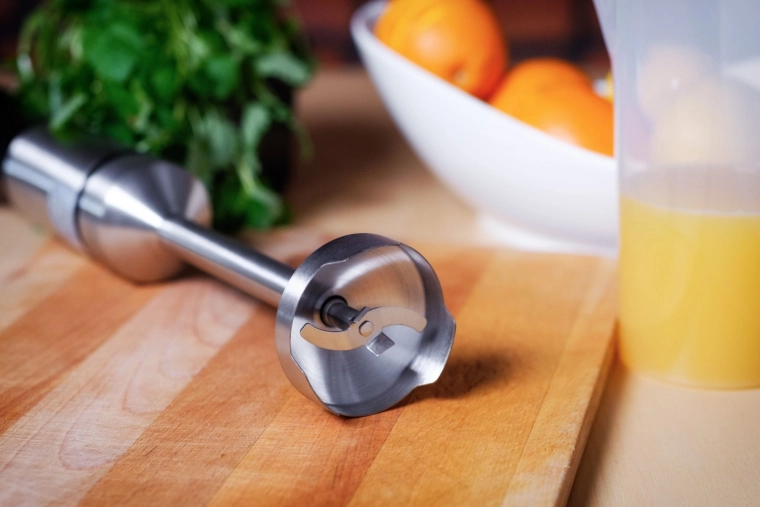 Metalen voet en dubbele roestvrijstalen messen