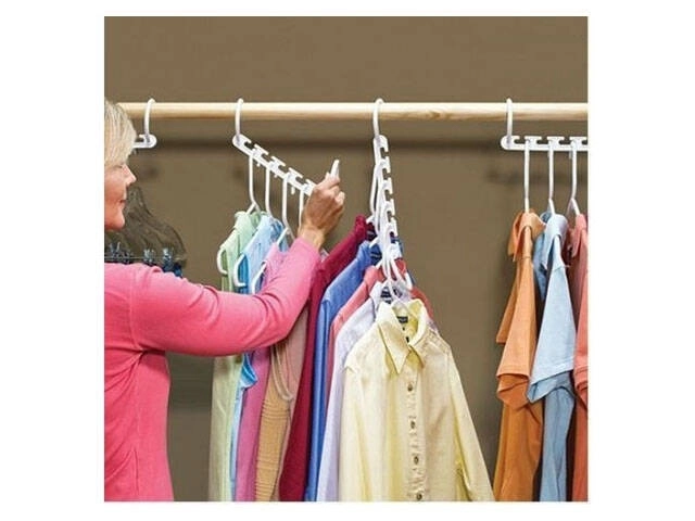 Organizer voor kledinghangers in de kast