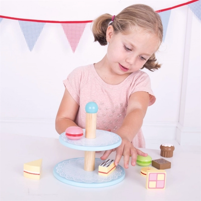 Houten standaard met speelgoedgebakjes