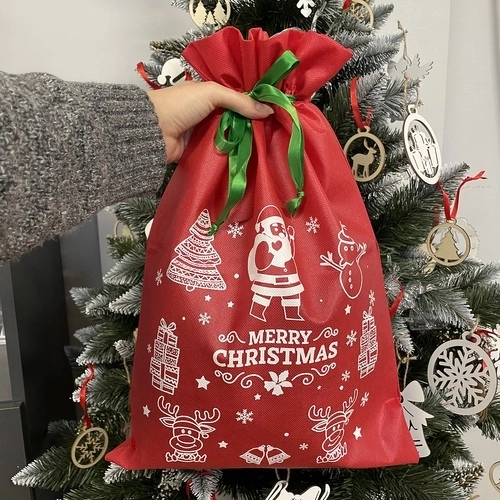Set van vier kerstcadeautassen