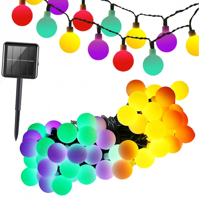 Zonnige tuinslinger met veelkleurige LED-lampjes