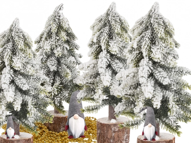 Kleine kunstkerstboom met sneeuweffect