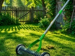 Handmatige gazonbeluchter en verticuteerder op wieltjes met handschoenen