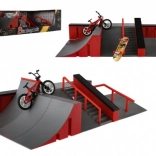 Vinger-skateparkset met ramps, BMX-fiets en skateboard